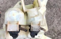 Бачок стеклоомывателя передний для Toyota RAV4 2010 года на фотографиях