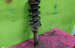 Амортизатор передний правый для Volkswagen Tiguan 2014 года на фотографиях