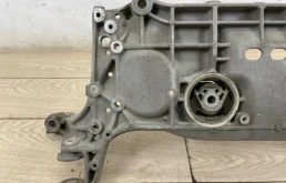 Подрамник двигателя для Volkswagen Passat 2008 года на фотографиях