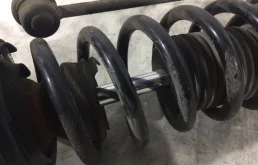 Амортизатор передний правый для BMW 5er 2010 года на фотографиях