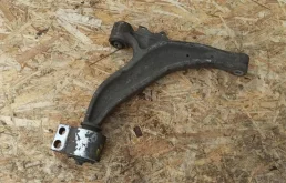 Рычаг передний правый нижний для Opel Astra 2014 года на фотографиях