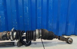 Рулевая рейка для Audi A6 2002 года на фотографиях