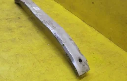 Усилитель бампера передний верхний для Opel Astra 2005 года на фотографиях