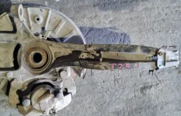 Кулак поворотный левый для Volkswagen Touareg 2008 года на фотографиях