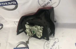 Фонарь правый для Volvo S40 2004 года на фотографиях