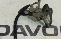 Замок капота для Skoda Octavia 2012 года на фотографиях