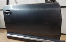 Дверь передняя правая для Volkswagen Touareg 2005 года на фотографиях