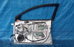 Дверь передняя правая для Toyota Avensis 2004 года на фотографиях