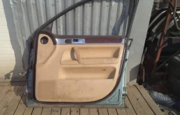 Дверь передняя правая для Volkswagen Touareg 2005 года на фотографиях