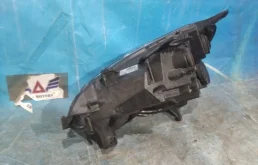 Фара правая для Peugeot Partner 2010 года на фотографиях