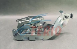 Петля капота левая для Mercedes-Benz C class 2014 года на фотографиях