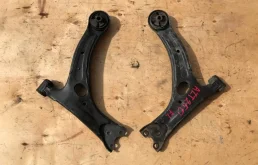 Рычаг передний правый нижний для Toyota Avensis на фотографиях