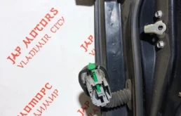 Дверь передняя правая для Suzuki SX4 2008 года на фотографиях