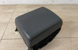 Подлокотник передний для Volkswagen Touareg 2004 года на фотографиях