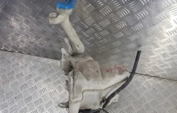 Бачок стеклоомывателя передний для Suzuki Grand Vitara 2006 года на фотографиях