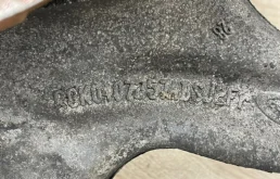 Кулак поворотный левый для Audi A4 2014 года на фотографиях