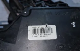 Уплотнитель передней правой двери для Volkswagen Touareg 2008 года на фотографиях