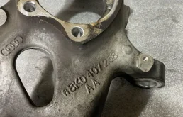 Кулак поворотный правый для Audi A6 2010 года на фотографиях