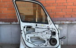 Дверь передняя левая для Suzuki SX4 2009 года на фотографиях