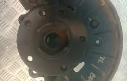 Кулак поворотный правый для Volkswagen Touareg 2008 года на фотографиях