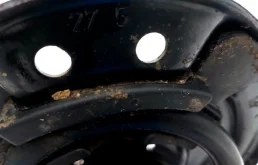 Амортизатор передний левый для Nissan Qashqai 2019 года на фотографиях