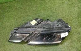 Фара ксенон левая для Skoda Octavia 2014 года на фотографиях