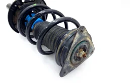 Амортизатор передний левый для Nissan Qashqai 2019 года на фотографиях