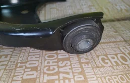 Рычаг передний левый верхний для Renault Duster 2020 года на фотографиях