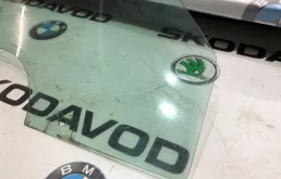 Стекло двери переднее правое для Skoda Octavia 2010 года на фотографиях