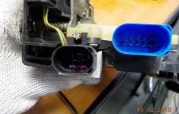 Уплотнитель передней правой двери для Volkswagen Touareg 2008 года на фотографиях