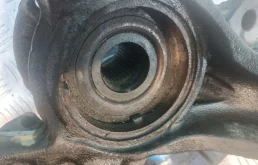 Кулак поворотный правый для Volkswagen Touareg 2008 года на фотографиях