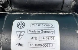 Компрессор пневмоподвески задний для Volkswagen Touareg 2004 года на фотографиях