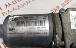 Мотор стеклоочистителя для Volkswagen Tiguan 2009 года на фотографиях