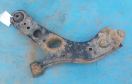 Рычаг передний правый нижний для Toyota RAV4 на фотографиях