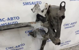 Подрамник двигателя для Audi A4 2014 года на фотографиях