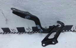 Петля капота левая для Toyota RAV4 2024 года на фотографиях