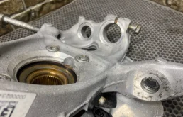 Кулак поворотный левый для Porsche Macan на фотографиях