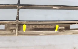 Решетка переднего бампера для Toyota RAV4 2014 года на фотографиях