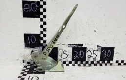 Петля капота левая для Hyundai Accent 2002 года на фотографиях