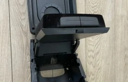 Подлокотник передний для Volkswagen Touareg 2004 года на фотографиях