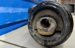 Рычаг передний левый нижний для Volkswagen Touareg 2008 года на фотографиях