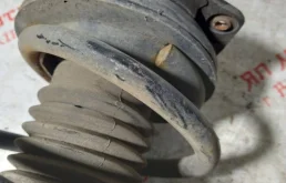 Амортизатор передний левый для Nissan Qashqai 2012 года на фотографиях