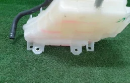 Бачок стеклоомывателя передний для Toyota Land Cruiser 2018 года на фотографиях