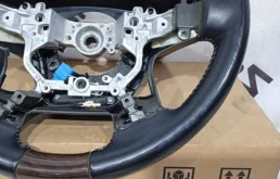 Руль для Toyota Land Cruiser 2021 года на фотографиях