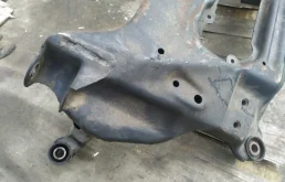 Подрамник двигателя для Nissan X-Trail 2004 года на фотографиях