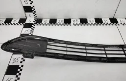 Решетка переднего бампера для Toyota RAV4 2015 года на фотографиях