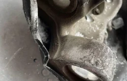 Кулак поворотный левый для Audi A6 2008 года на фотографиях