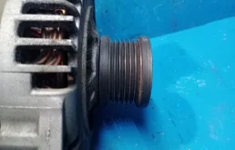 Генератор для Nissan X-Trail 2003 года на фотографиях