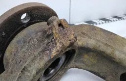 Кулак поворотный левый для Volkswagen Polo 2013 года на фотографиях