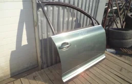 Дверь передняя правая для Volkswagen Touareg 2005 года на фотографиях